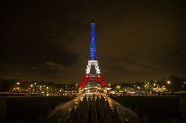 ct-photos-eiffel-tower-in-the-french-flag-s-colors-20151116.jpg